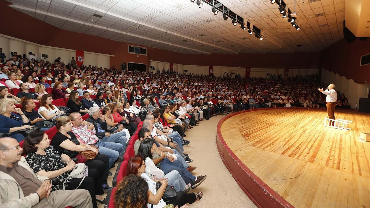 İzmirli Sanatseverler Tiyatro Salonuna Akın Etti