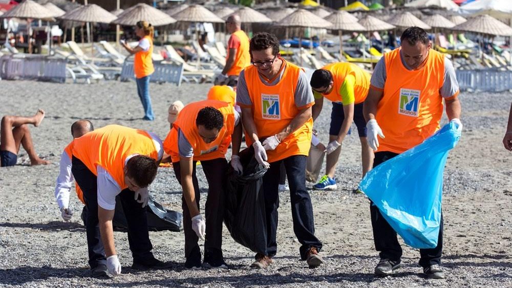 Migros Çalışanları Halk Plajlarını Temizledi