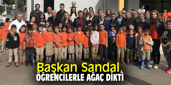 Bayraklı'da öğrenciler ağaç dikti