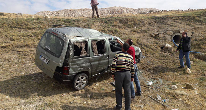 Otomobil şarampole yuvarlandı