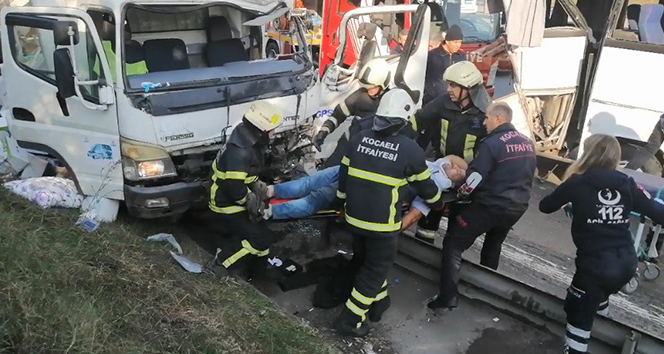 Feci kaza! Turistleri taşıyan midibüse kamyonet çarptı