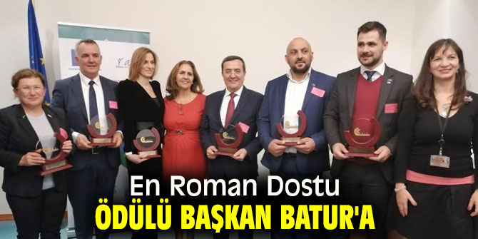 En Roman Dostu Ödülü Başkan Batur'a