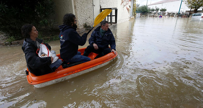 Avrupa'da fırtına ve sel 6 can aldı!