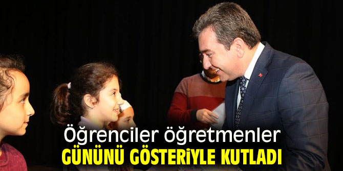Bergamalı öğrencilerden Gösterili kutlama