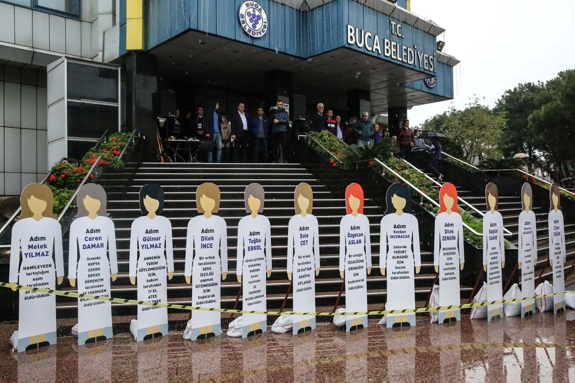 İnsan zinciri oluşturarak, kadına yönelik şiddete dikkat çektiler. *