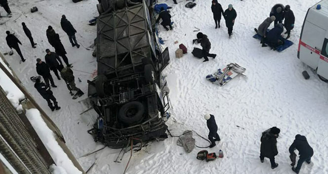 Otobüs nehre uçtu! 15 kişi hayatını kaybetti