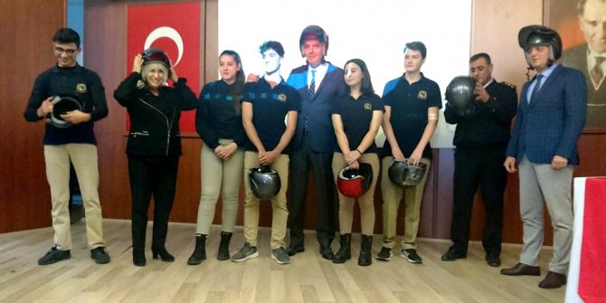 Marmaris'te liseli gençlere motorsiklet kaskları dağıtıldı