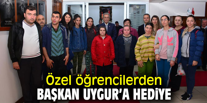 Özel Eğitim Kurs Merkezi'nden Başkan Uygur’a hediye