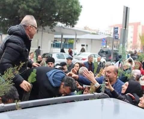 İzmir İş Dünyası derneği İZİD İzmir'de 3000 Çam fidanı dağıttı.