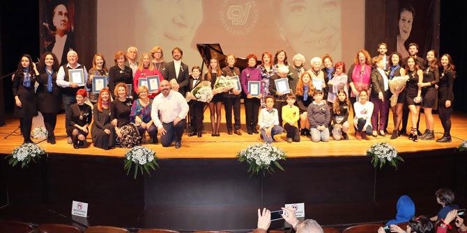 ÇYDD İzmir Şubesi'nden 25’inci yılını dolduran üyelerine kutlama!