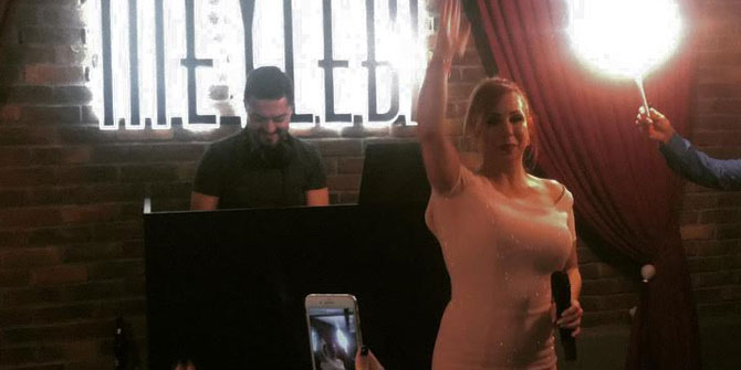 Zeynep Dizdar, Meylebi'de arkadaşlarıyla buluştu!