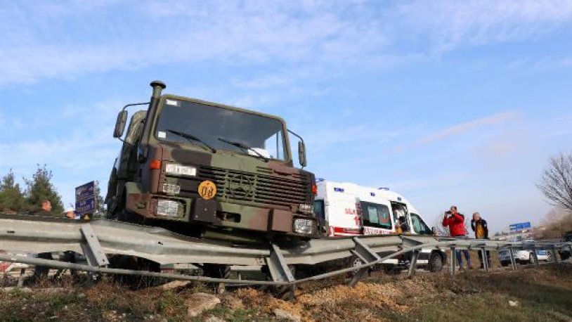 Askeri araç kaza yaptı! Yaralı askerler var...