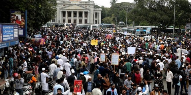 Hindistan'da olaylar bitmiyor: 3 ölü!