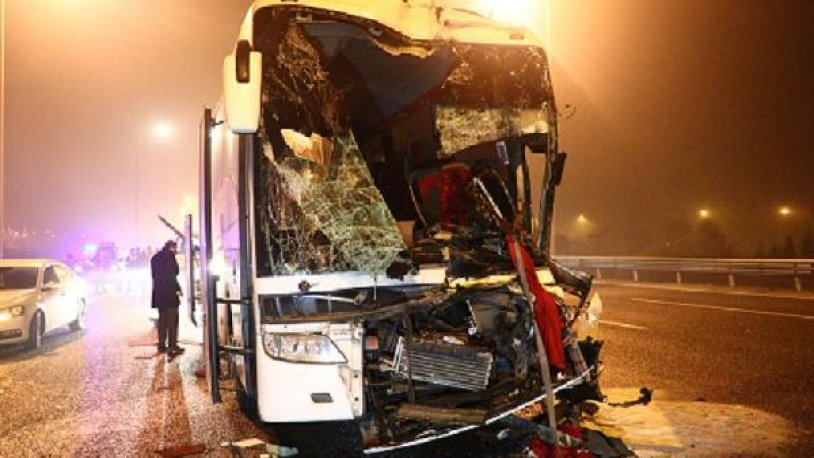 Feci kaza! Yolcu otobüsü, otomobil ve TIR'a çarptı! 