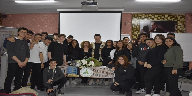 Genç gazeteci İsmail Gökgez, liseli meslektaşlarıyla bir araya geldi.