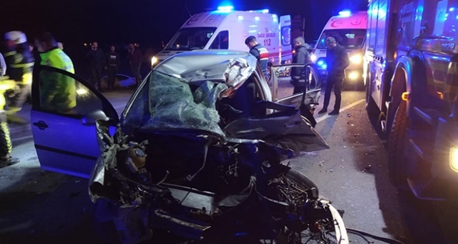 Feci kaza! Otomobil tırın altına girdi