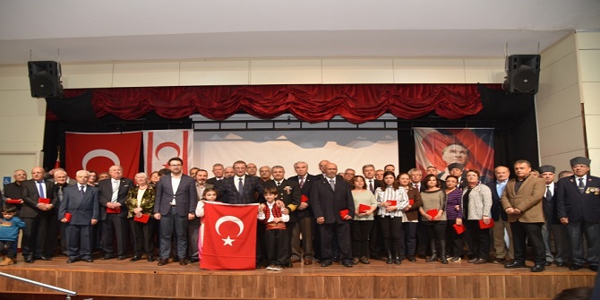 KIBRIS GAZİLERİNİN MADALYA SEVİNCİ