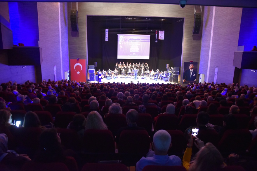 MUHTEŞEM KONSER AYAKTA ALKIŞLANDI