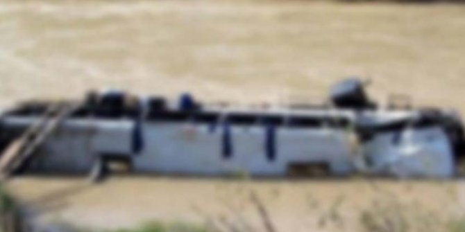 Endonezya'da otobüs nehre uçtu: 25 ölü!