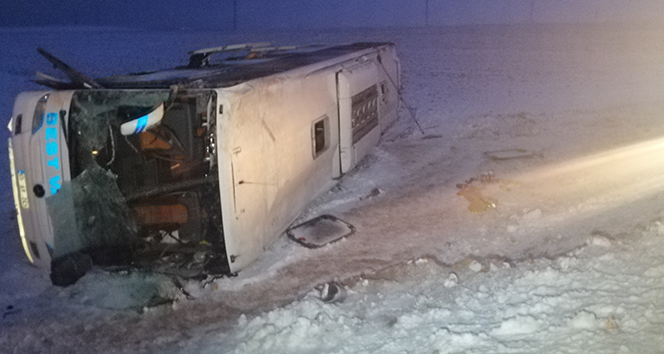 Yolcu otobüsü devrildi! Çok sayıda yaralı var...