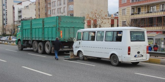 Servis minibüsü ile kamyon çarpıştı! 6 yaralı