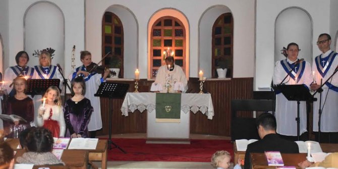 Tarihi Agios Konstantinos Kilisi'nde Noel ayini 