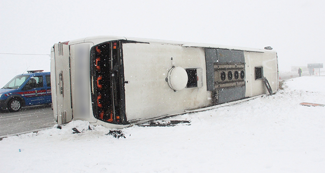 Yolcu otobüsü devrildi! Çok sayıda yaralı