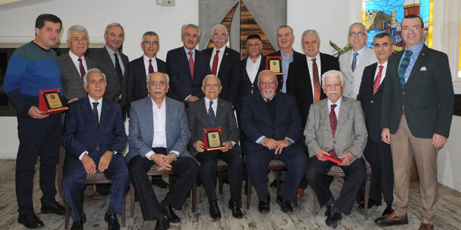 Ege Bölgesi Antalyalılar Derneği'nden eğitime destek verenlere plaket