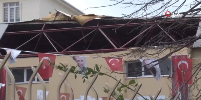 Fırtına okulun çatısını uçurdu!