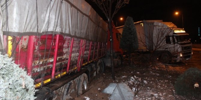 Gizli buzlanma nedeniyle 2 tır kazası: 1 yaralı