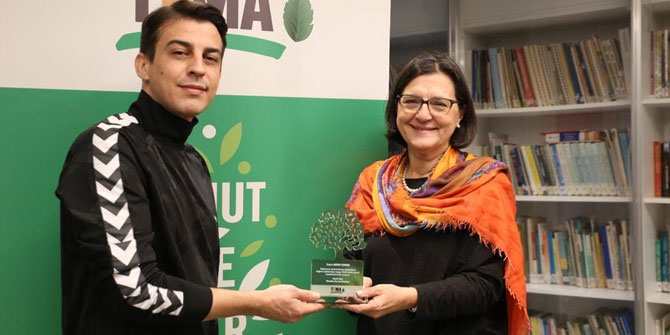 Norm Ender'e teşekkür plaketi