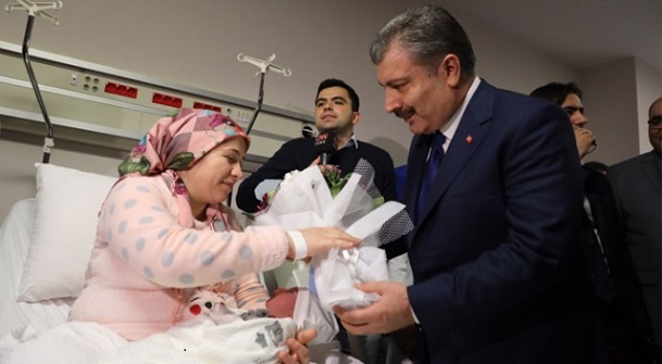 Yeni yılın ilk bebeğini ziyaret etti