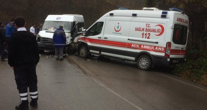 Ambulans ve hasta taşıyan minibüs çarpıştı!