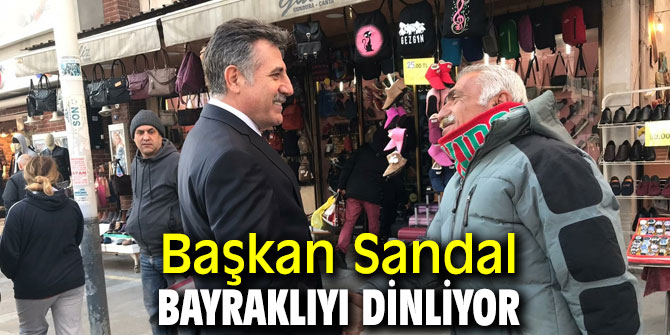 Başkan Sandal Bayraklıyı dinliyor
