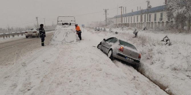 Otomobil su kanalına düştü!