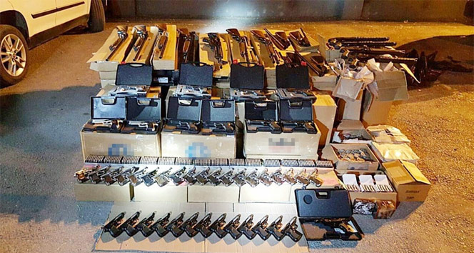 Kamyonetten cephanelik çıktı