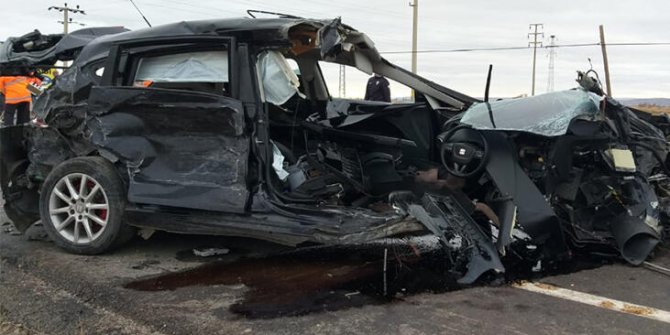 İşçi servisi ile otomobil çarpıştı!