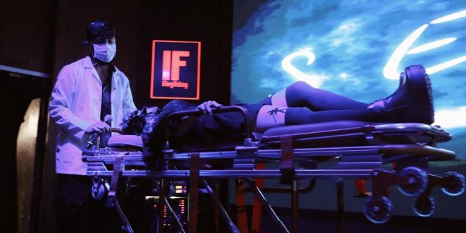 Aydilge ve Sahabe'den sedyeli şov!