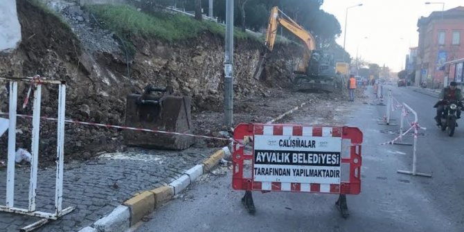 Ayvalık'ta tarihi duvarın bakımı yapılıyor
