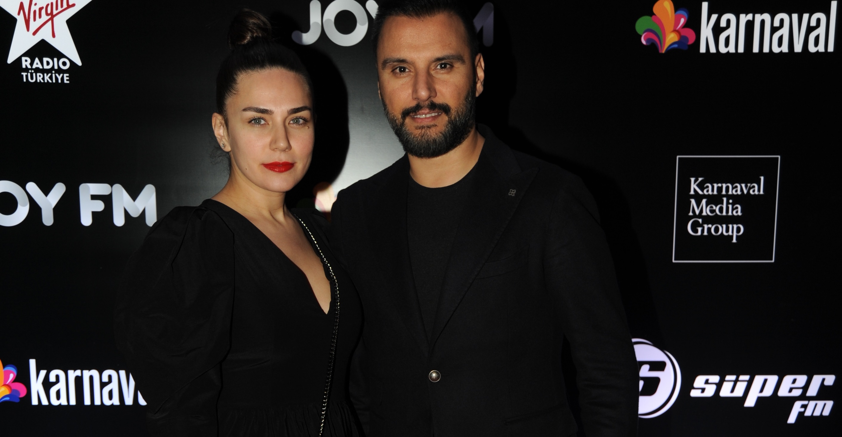 Ünlülerin katılımıyla karnaval gibi parti...