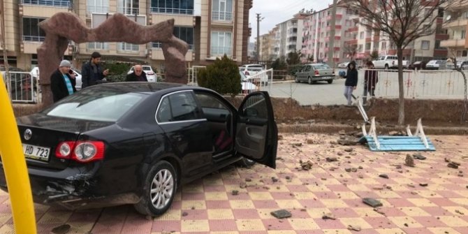 Otomobil çocuk parkına girdi!