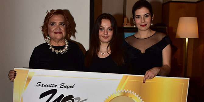 Milli sporcu Sümeyye Boyacı'ya dernekten ödül