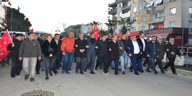 KEMALPAŞA’DA ŞEHİTLERE SAYGI YÜRÜYÜŞÜ