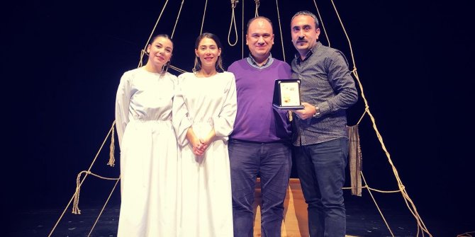 ‘Kız Yemek Yapmadık Yine Dayak Yiyeceğiz’ oyunu İzmirli izleyiciyle buluşacak