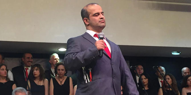 Görme engelli Barış Ercan, Karşıyaka'da türkü söyledi!