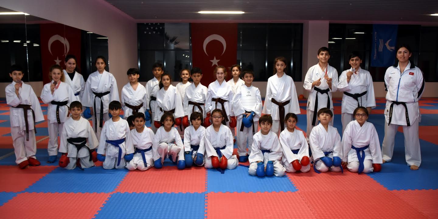 ALİAĞALI GENÇ KARATECİLERDEN BÜYÜK BAŞARI