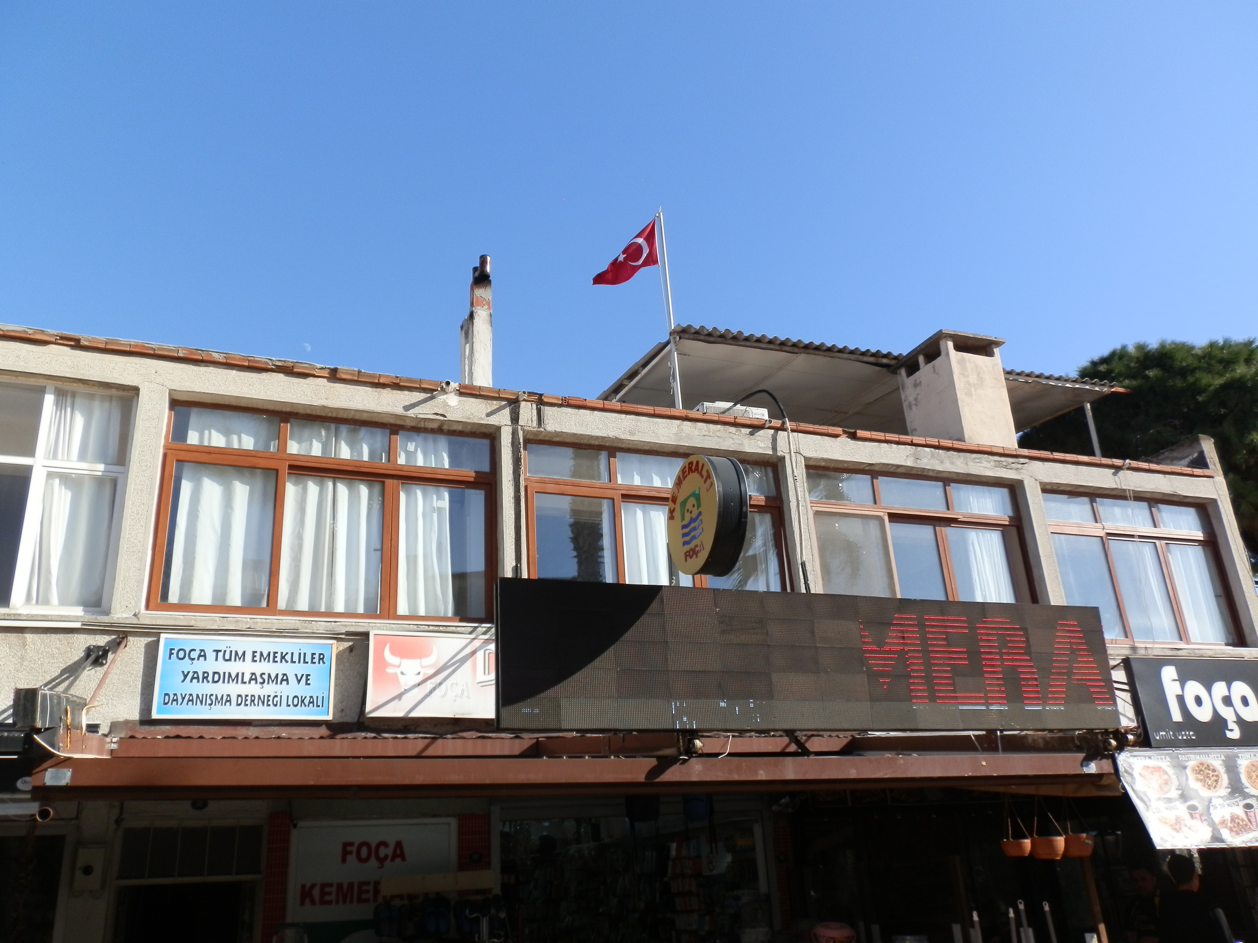 FOÇA TÜM EMEKLİLER DERNEĞİ LOKALİNİ KAPATTI