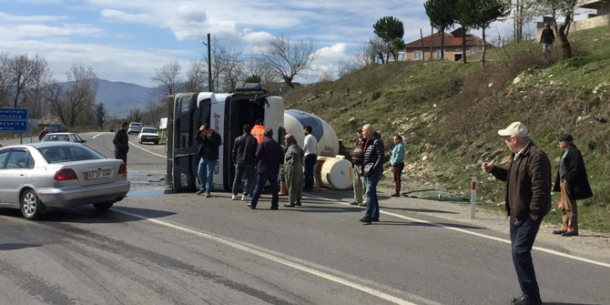 Beton mikseri devrildi: 2 kişi yaralı
