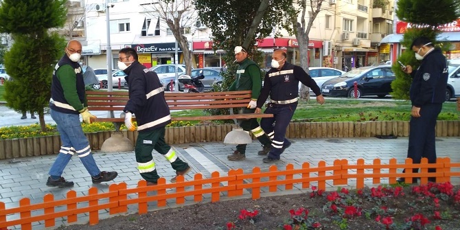 Konak Belediyesi parklardaki bankları kaldırıyor