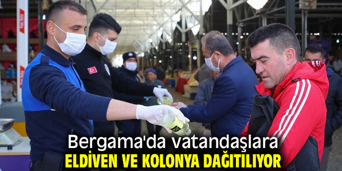 Bergama'da vatandaşlara eldiven ve kolonya dağıtılıyor